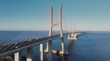 Portekiz, Lizbon 'daki Tagus Nehri' ni geçen Vasco da Gama köprüsünün hava görüntüsü. Yüksek kalite 4k görüntü