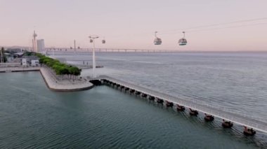 Lisbons Uluslar Parkı 'nın Tagus Nehri ve ikonik Vasco da Gama Köprüsü' nün yer aldığı Nacoes Parkının havadan çekilmiş görüntüleri..