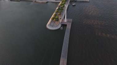 İnsansız hava aracı görüntüleri Altice Arena ve Vasco da Gama Köprüsü 'nü gösteriyor. Ulusal Park Parque das Nacoes, Lizbon, Portekiz' de alacakaranlıkta.. 