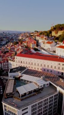  Lisbon 'u altın saat' te şehir merkezinde çekiyoruz. Yüksek kalite 4K görüntü. Dikey video