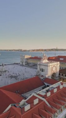 Altın saatinde ünlü Augusta Kemeri, Ticaret Meydanı ve Tagus Nehri 'nin havadan görünüşü. Dikey çekim, 4k