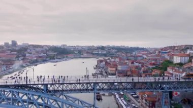 Porto, Portekiz 'deki Dom Luis Köprüsü ve Douro Nehri' nin Ribeira bölgesinin arka planında çekilmiş görüntülerini yayınlıyoruz. Yüksek kalite 4k görüntü