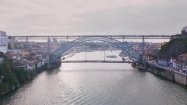Portekiz 'in Porto şehrinde Dom Luis Köprüsü ve Douro Nehri' nin Ribeira bölgesinin arka planında çekilmiş havadan çekimi. Yüksek kalite 4k görüntü
