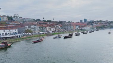 Portos nehir kıyısında, Douro Nehri boyunca uzanan Ribeira bölgesinde, kıyıya demirlemiş geleneksel ahşap tekneler.