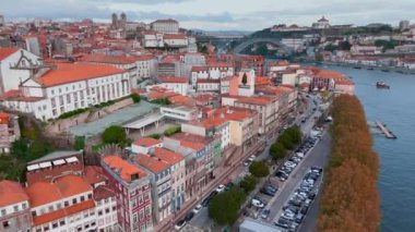 Porto, Portekiz - 20 Ekim 2024: Portos Eski Kasabası ve Douro Nehri 'nin Açığa Çıkarılması. Yüksek kalite 4k görüntü