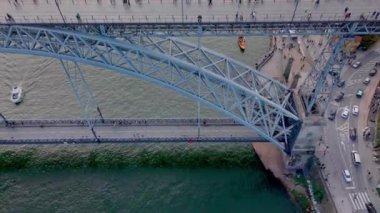 Porto, Portekiz 'deki Dom Luis Köprüsü ve Douro Nehri' nin Ribeira bölgesinin arka planında çekilmiş görüntüleri. Yüksek kalite 4k görüntü