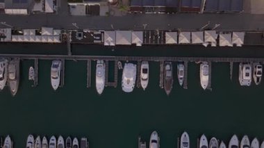 Vilamoura marinası boyunca uçarken altın saatinde şehir arka planda olacak. Portekiz 'in güneyinde, Algarve bölgesinde ünlü bir seyahat merkezi.. 