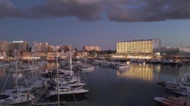Vilamoura, PORTUGAL - 12 Kasım 2024: bir otelin gece marinadaki görüntüsü. Yüksek kalite 4k görüntü