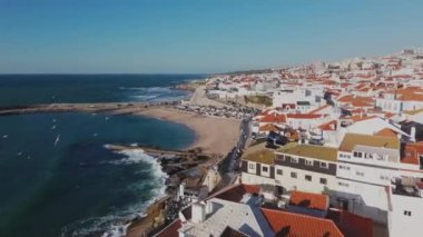 Ericeira kıyı köyünün hava görüntülerini alıyorum. Portekiz. Yüksek kalite 4k görüntü
