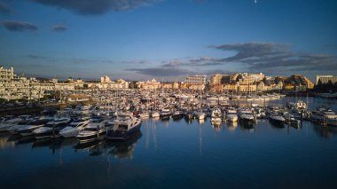 Arka planda şehir olan Vilamoura marinasının havadan çekimi. Vilamoura - Quarteira - Porto Riko. - Evet. Yüksek kaliteli fotoğraf.
