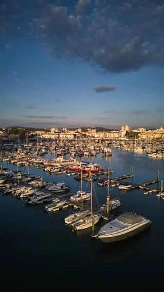 Arka planda şehir olan Vilamoura marinasının havadan çekimi. Vilamoura - Quarteira - Porto Riko. - Evet. Yüksek kaliteli fotoğraf.