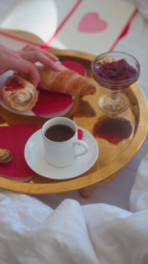 Yatakta kahvaltı hazırlıyorum. Altın tepsiden bir kahve fincanı alıyorum..