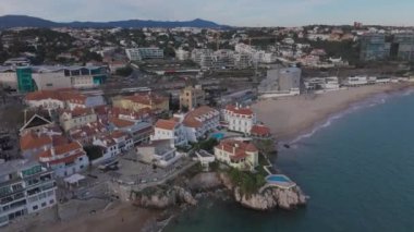 Praia da Duquesa plajını ve şehir merkezindeki büyüleyici Cascais 'i çekiyoruz.