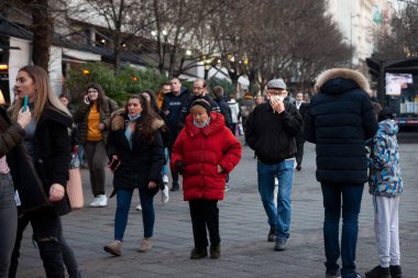 BELGRAD, SERBIA - 3 Nisan 2021: Coronavirus covid 19 sağlık krizi sırasında, Belgrad caddesinde yüzüne dokunan solunum maskesi takan yaşlı adam
