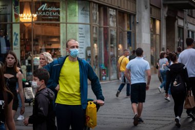 BELGRAD, SERBIA - 27 Mayıs 2022: Seçici bulanıklık bir aile, bir baba ve oğlu, evlat, Belgrad 'da yürüyorlar, Coronavirus Covid 19 Crisi üzerinde yüz maskesi koruyucu ekipman giyiyorlar