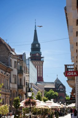 SUBOTICA, SERBIA - 17 Temmuz 2022: Subotica Belediye Binası güneşli bir yaz öğleden sonrasında Korwo ana caddesinden görüldü. Gradska Kuca adı verilen şehir, 1910 yılında açılışı yapılan kentin ana simgesidir.