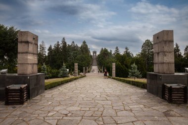 BELGRAD, SERBIA - 24 Temmuz 2022: Avala 'nın bilinmeyen kahramanının anıtının panoraması, aynı zamanda spomenik neznanog junaka olarak da bilinir. Avala Dağı 'ndaki büyük bir Birinci Dünya Savaşı anıtı.