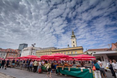 ZAGREB, CROATIA - 19 Eylül 2021: Kırmızı şemsiyeleriyle Trznica Dolac Market. Dolac, Hırvat başkentinin Gornji yüksek lisans bölgesinin ana çiftçi pazarıdır.