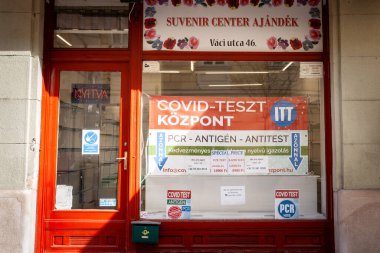 BUDAPEST, HUNGARY - 27 Şubat 2022: Covid 19 salgını sırasında hem PCR testi hem de Hızlı Antijen testinde Budapeşte, Hungary 'de bir Coronavirus covid test tesisini işaret eden imza.