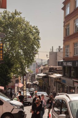 İSTANBUL, TURKEY - 21 Mayıs 2022: İstanbul 'un Eminonu' daki bir ticaret caddesi olan Mısır Çarşısı, diğer adıyla Spice Market yakınlarındaki yoğun kalabalıkta İzmetiye Caddesi 'ndeki seçici bulanıklık