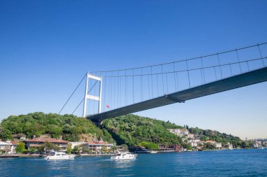 ISTANBUL, TURKEY - 21 Mayıs 2022: Boğaz Köprüsü; ayrıca 15 Temmuz şehit köprüsü veya 15 temmuz sehitler koprusu olarak da adlandırılır. İstanbul 'da Asya ve Avrupa' yı birbirine bağlayan bir köprü..