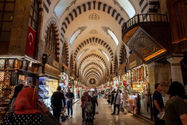 İSTANBUL, TURKEY - 21 Mayıs 2022: İstanbul 'daki Spice Mısır Çarşısı' nın ana caddesinde seçici bulanıklık, kalabalık, dükkanlar ve insanlar, Türkler. Büyük bir dönüm noktası ve piyasa..