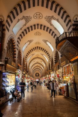 İSTANBUL, TURKEY - 21 Mayıs 2022: İstanbul 'daki Spice Mısır Çarşısı' nın ana caddesinde seçici bulanıklık, kalabalık, dükkanlar ve insanlar, Türkler. Büyük bir dönüm noktası ve piyasa..