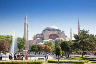 İSTANBUL, TURKEY - 22 Mayıs 2022: AyaSofya Camii Camii 'nin fotoğrafı, eski bir ortodoks Bizans kilisesi olan ve Istqnbul' da bir camiye dönüştürülmüş.