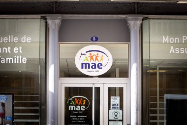 BORDEAUX, FRANCE - 26 Şubat 2022: MAE Sigorta Logosu Bordeaux için ofislerinde. MAE, ya da Mutuelle Sigorta de l 'Education; bir sigorta sağlayıcısı, bir okul sigortacısı