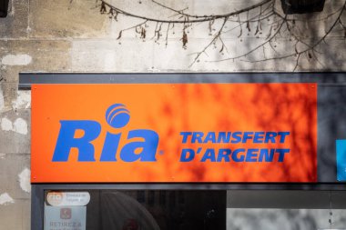 BORDEAUX, FRANCE - 24 Şubat 2018: Bordeaux 'daki ana döviz bürolarında Ria logosu. Ria, para transferinde uzmanlaşmış bir Amerikan finans şirketi.