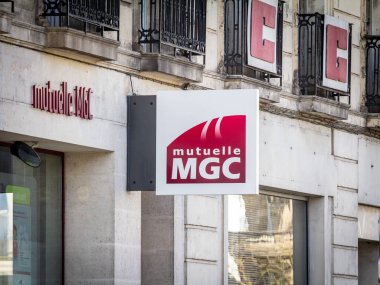 BORDEAUX, FRANCE - 24 Şubat 2022 Bordeaux Ofisindeki Mutuelle MGC logosu. MGC ya da mutuelle generale des cheminots, Fransa 'da sağlık ve koruma alanında uzmanlaşmış bir sigortadır..
