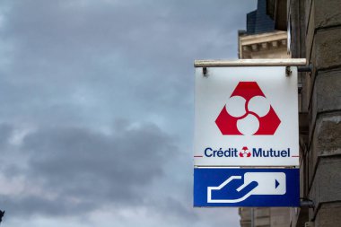 BORDEAUX, FRANCE - 21 Şubat 2022: Bordeaux 'daki yerel bankalarının önündeki Credit Mutuel logosu. Credit Mutuel bir kooperatif bankadır, ana Fransız bankalarından ve sigorta hizmetlerinden biridir.