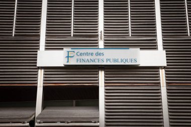 BORDEAUX, FRANCE - 22 Şubat 2022: Bordeaux 'daki yerel ofislerinin Genel Maliye Bakanlığı logosu. DGIP, Fransız hükümetinin kamu maliyesinden sorumlu yönetimidir..