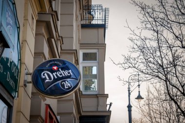 BUDAPEST, HUNGARY - 26 Şubat 2022: Budapeşte 'deki perakende barlarında Dreher Birası Logosu. Dreher, Kobanya 'da üretilen bir Macar bira markası..
