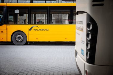 BUDAPEST, HUNGARY - 27 Şubat 2022: Volanbusz logosu Budapeşte otobüs durağındaki otobüslerinden birinde. Volanbusz, Hungary 'de bir otobüs taşıyıcısı. Şehirlerarası otobüs servislerinde bir ulaşım şirketi..