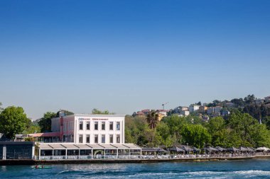İSTANBUL, TURKEY - 21 Mayıs 2022: İstanbul 'daki Sabancı Ogretmenevi restoranının logosu. Sabancı holdinginin bir kısmı, Türk finans, sanayi ve perakende holdingi.