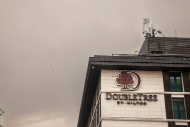 İSTANBUl, TURKEY - 21 Mayıs 2022: İstanbul 'daki yeni açılan otellerinin girişinde çift ağaç logosu. Double Tree Hilton, Hilton 'a ait lüks otellerin bir markası.