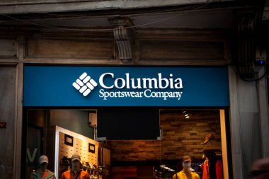 ISTANBUL, TURKEY - 21 Mayıs 2022: İstanbul Butiği 'ndeki Columbia Spor Giyim Şirketi Jeans' in logosunda seçici bulanıklık. Columbia, Amerika 'da giysi ve spor kıyafetleri üreten bir perakendecidir..