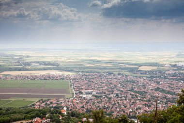 Sırbistan 'ın Voyvodina kentindeki Vrsac kentinin hava manzarası, bulutlu bir öğleden sonra Vrsacki Breg' den veya Doğu Sırbistan 'ın büyük bir kenti olan Vrsac tepesinden görülüyor..