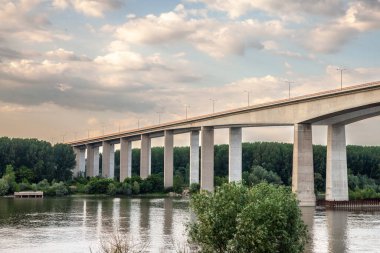 Beska köprüsünün Panorama 'sı, Sırbistan' da bir otoyol ve otoyol olan beska viadukt veya en çok kod beske olarak da adlandırılan, Belgrad 'dan Novi Sad yoluna uzanan Tuna Nehri üzerinden geçiyor.