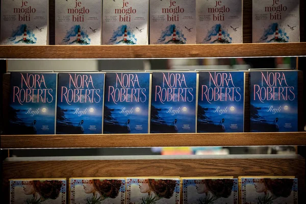 Belgrade Sérvia Julho 2022 Nora Roberts Livro Ilhas Vidro Riley — Fotografia de Stock