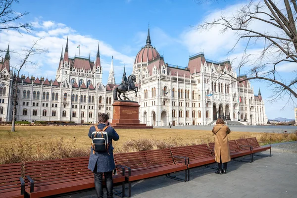Budapest Hungria Fevereiro 2022 Duas Mulheres Turistas Tirando Fotos Parlamento — Fotografia de Stock
