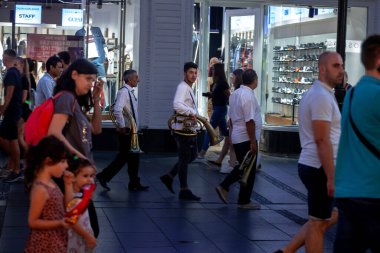 BELGRAD, SERBIA - 6 AĞUSTOS 2021: Geceleri Belgrad sokaklarında yürüyen bir Roman müzik grubunun trompetçisine odaklanmak. Bu gruplara aynı zamanda güvenilir de denir.
