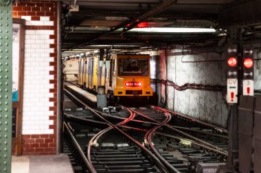 BUDAPEST, HUNGARY - 27 Şubat 2022: Budapeşte Metro metrosundaki seçici bulanıklık kalkışa hazır, Budapeşte Metro 'nun en eski hattı M1' e ait.