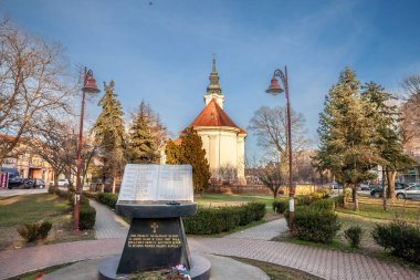 KOVIN, SERBIA - 6 Şubat 2022: Kovin 'deki Trg oslobodjenja meydanı, rimokatilicka crkva svete terezije avilske, bir Roma Katolik kilisesi
