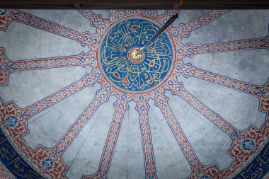 İSTANBUL, TURKEY - 22 Mayıs 2022: İstanbul 'daki Ayasofya Aziz Somali Camii' nin kubbesi ve bir kubbesi üzerindeki Arap alfabesi kaligrafi sanatına odaklan