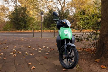 DÜZSELDORF, ALMANY - 7 Kasım 2022: Düsseldorf caddesinde bir escooter üzerinde Eddy Paylaşımın logosu. Eddy Paylaşımcılık, e-scooter ve bisiklet kiralayan Düsseldorf hareketlilik paylaşım şirketidir.
