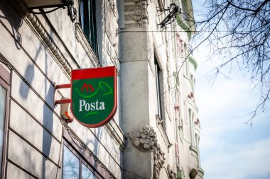 BUDAPEST, HUNGARY - 27 Şubat 2022: Macar Postası (Magyar Posta olarak da bilinir) postanelerinden birinde logo. Macar Posta Hungar 'ın posta idaresidir.