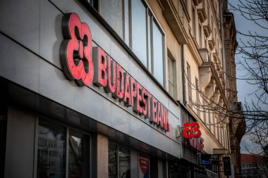 BUDAPEST, HUNGARY - 26 Şubat 2022: Budapeşte Bankası logosu Szeged Szeged için ana ofislerinde. Budapeşte Bankası en büyük yerli bankalardan biri olan Macar Ticaret Bankası 'dır.