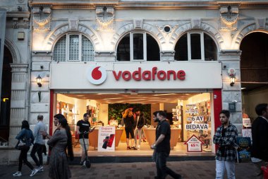 İSTANBUL, TURKEY - 21 Mayıs 2022: İstanbul 'daki dükkanlarında Vodafone logosu. Vodafone, Türkiye 'nin önde gelen telefon operatörlerinden biri.